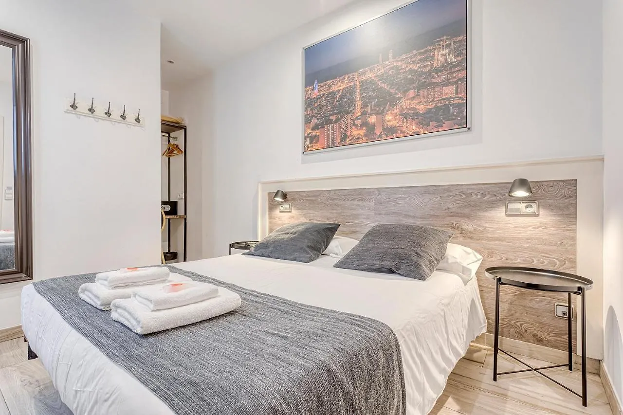 Hostal Bedmates Барселона 2*,